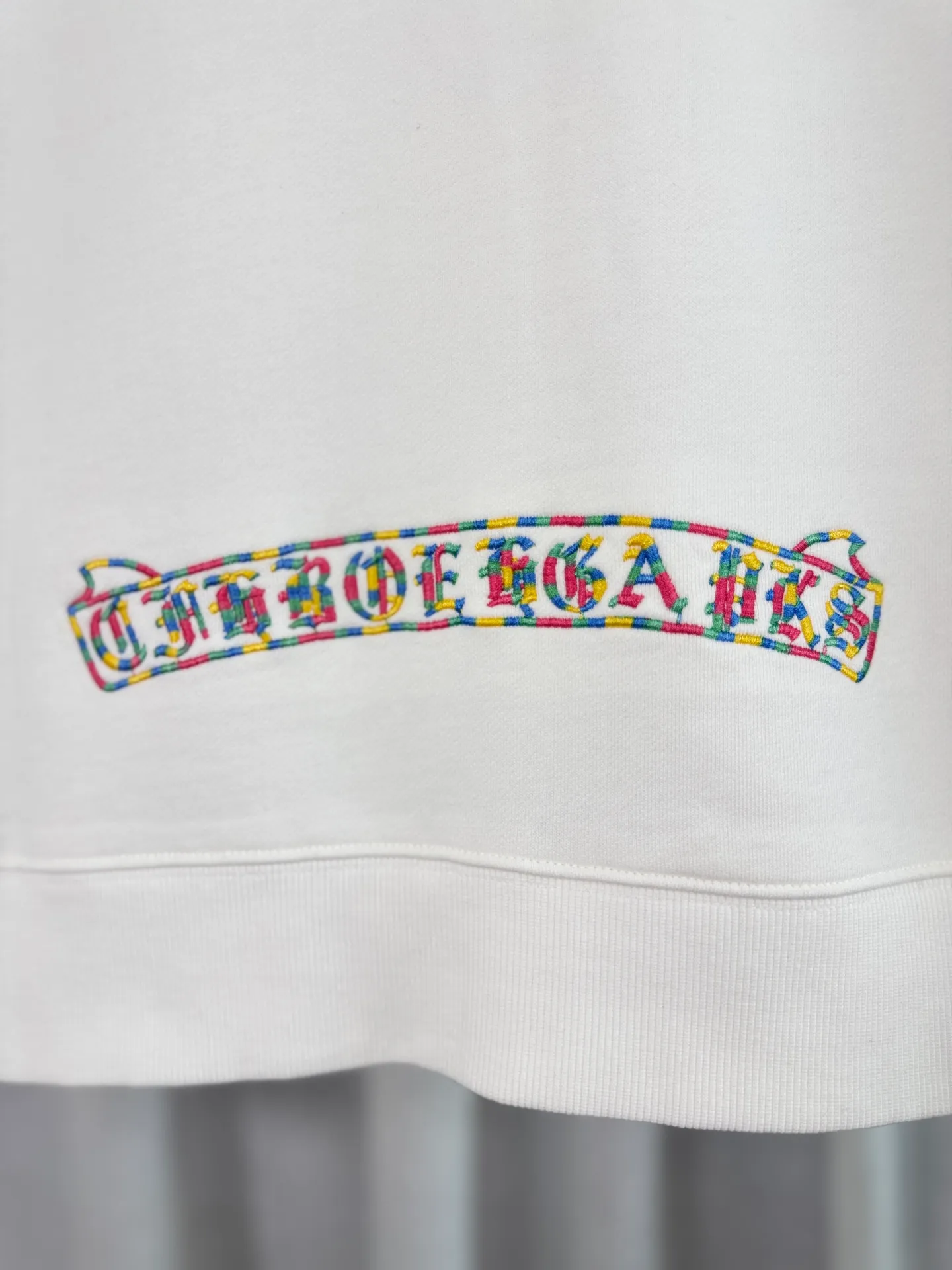P260 top version, real shot without P, ​​different from market currency) 𝗖𝗵𝗿𝗼𝗺𝗲 𝗛𝗲𝗮𝗿𝘁𝘀/Cro Heart 2025 patch embroidery autumn and winter new original single counter American laser burnt 3D three-dimensional color embroidery couple casual sweatshirt 👑The highest version! Customized fabric 440g tripe terry fabric! American acid-washed and distressed original fabric laser burnt ✟appliqué embroidery and exquisite embroidery of letters! The best-selling model in the counter, very comfortable to wear. Accessories: original molded and authenticated collar label➕100% silk wash label. Genuine purchase-grade original hangtag��matching hanging rope➕3D hanging beads➕original packaging bag. Craftsmanship: The original version has consistent wiring! The highest version of the armhole matching technique! Color: White Black Size: S M L XL Style Number: 25-301